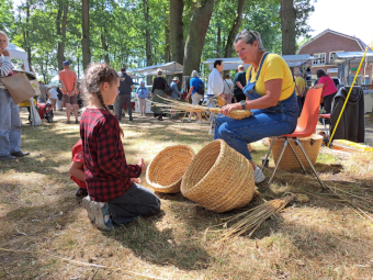Korfvlechter Mirjam op de markt van Melk en Honing 2026 Korfvlechter Mirjam op de markt van Melk en Honing 2026